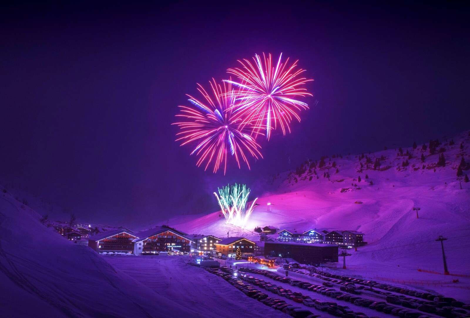 Feu d'artifice au-dessus du village d'hiver