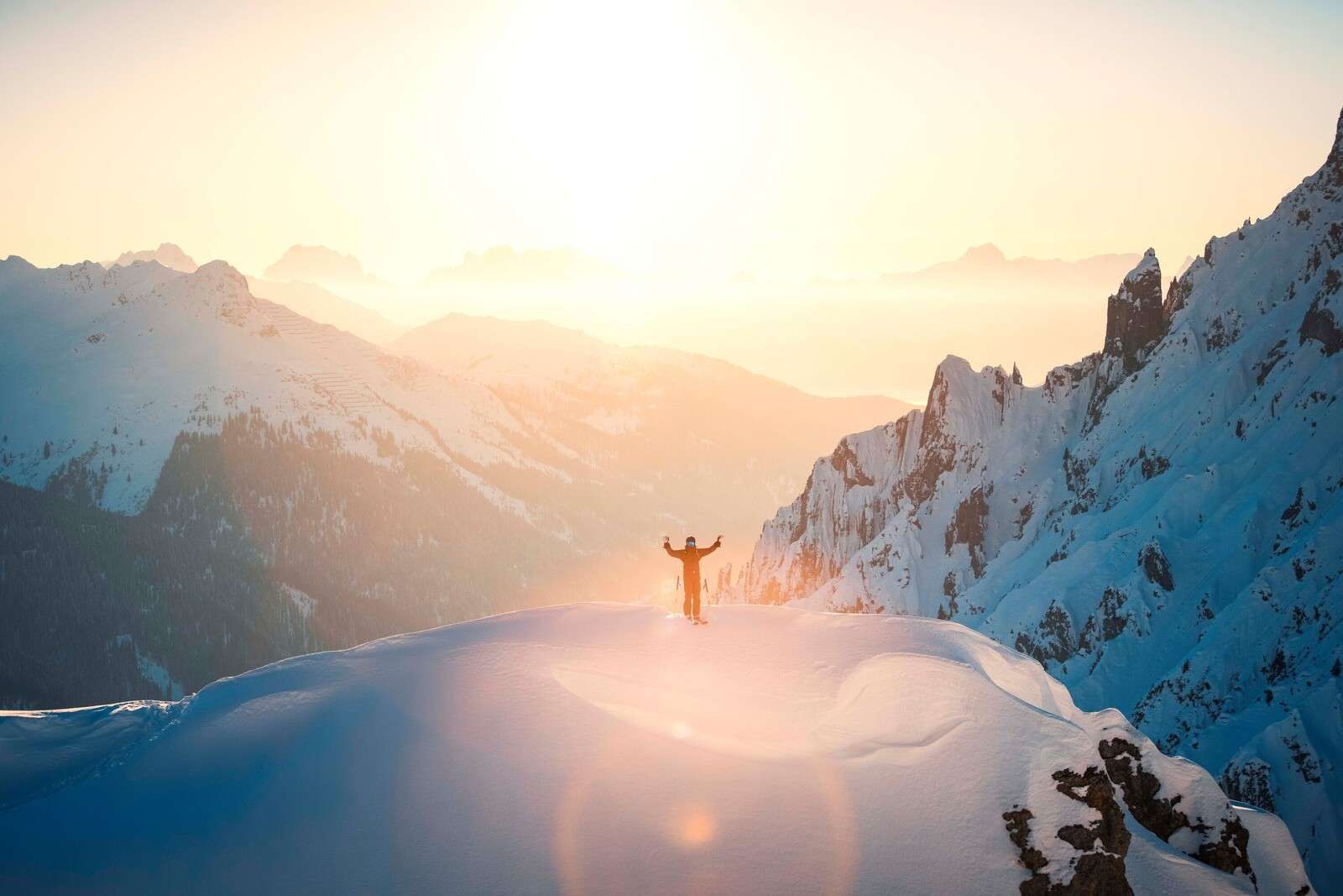 Lever de soleil au-dessus des sommets des montagnes.