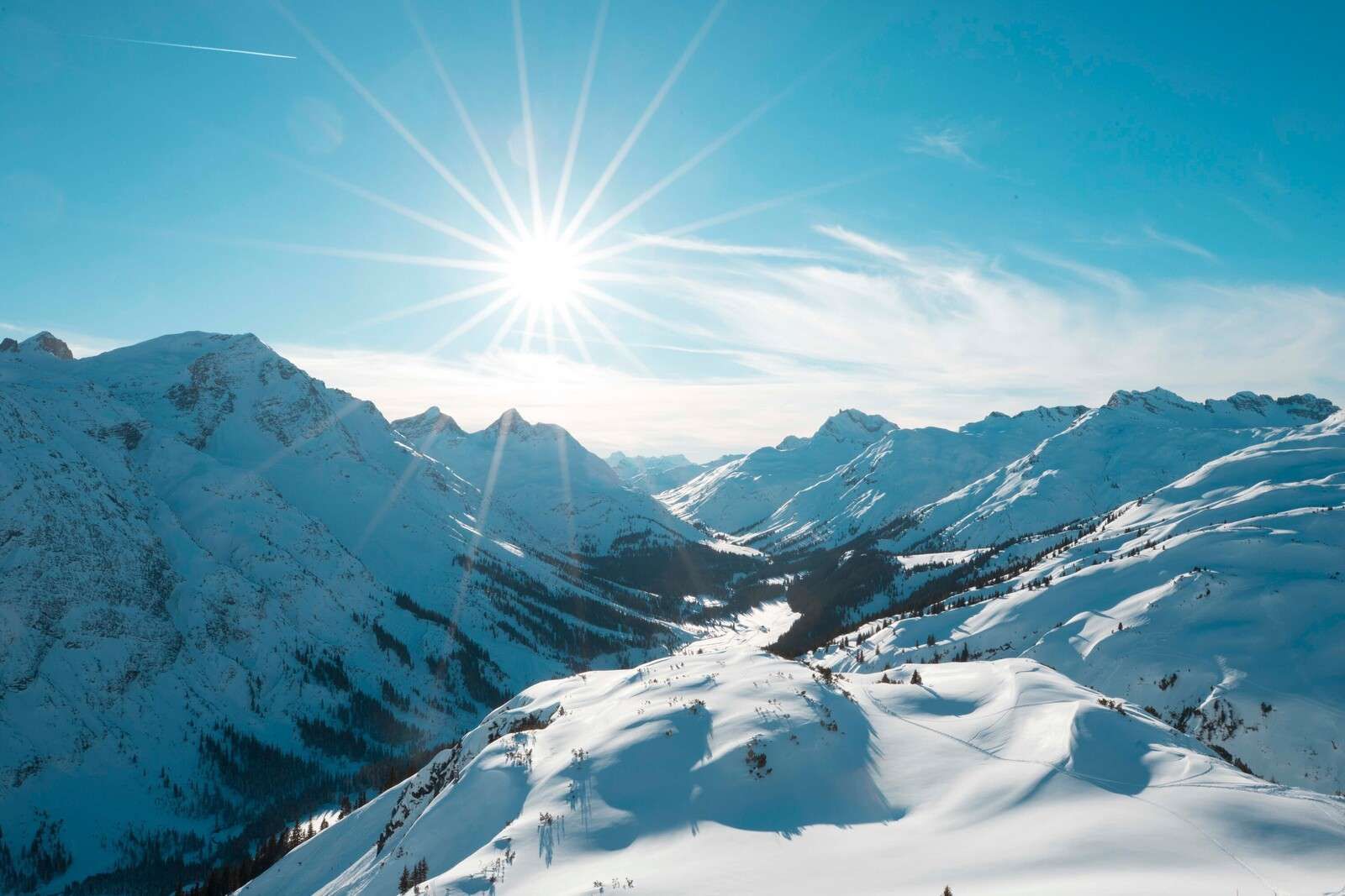 Soleil d'hiver clair au-dessus de la vallée alpine
