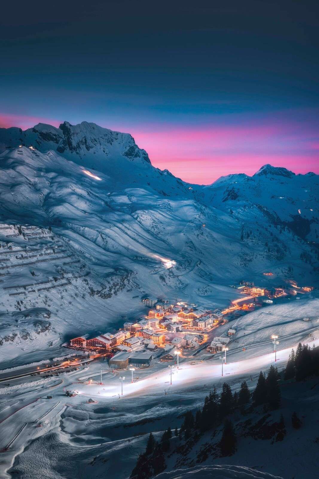 Village enneigé sous un ciel du soir violet