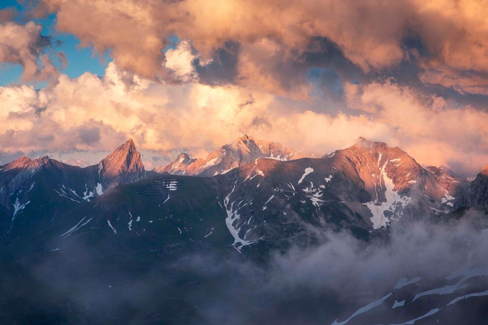 Lumière du soir sur la crête de la montagne