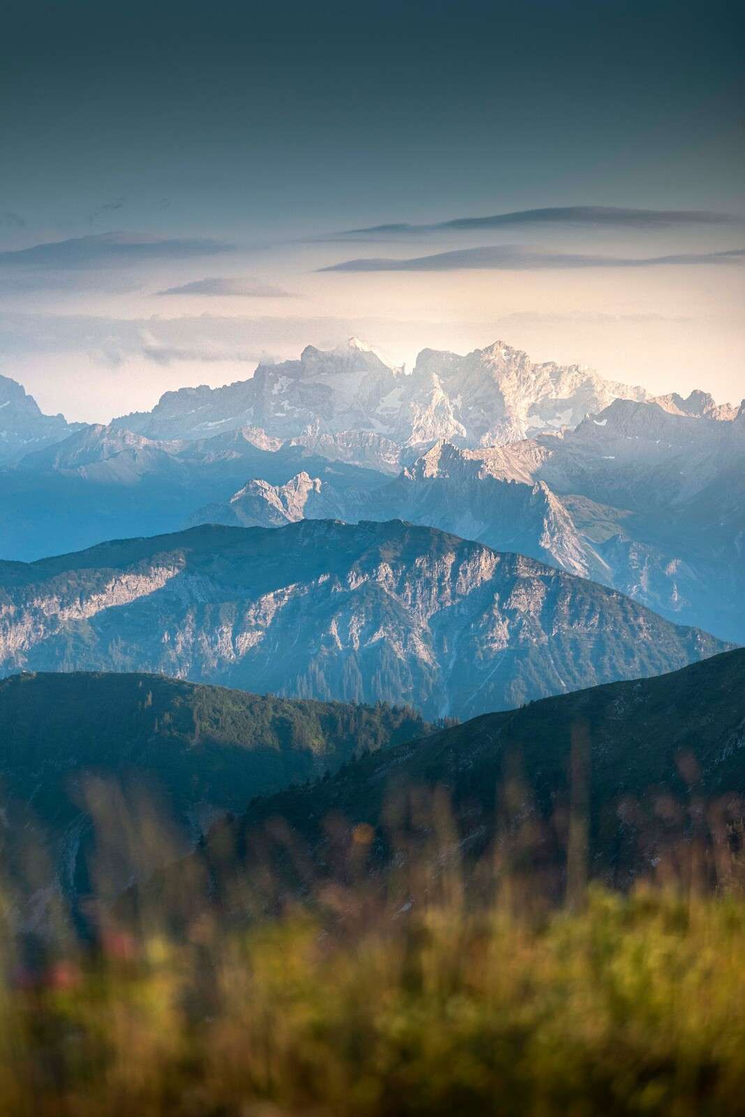 La stratification bleue dans les montagnes.