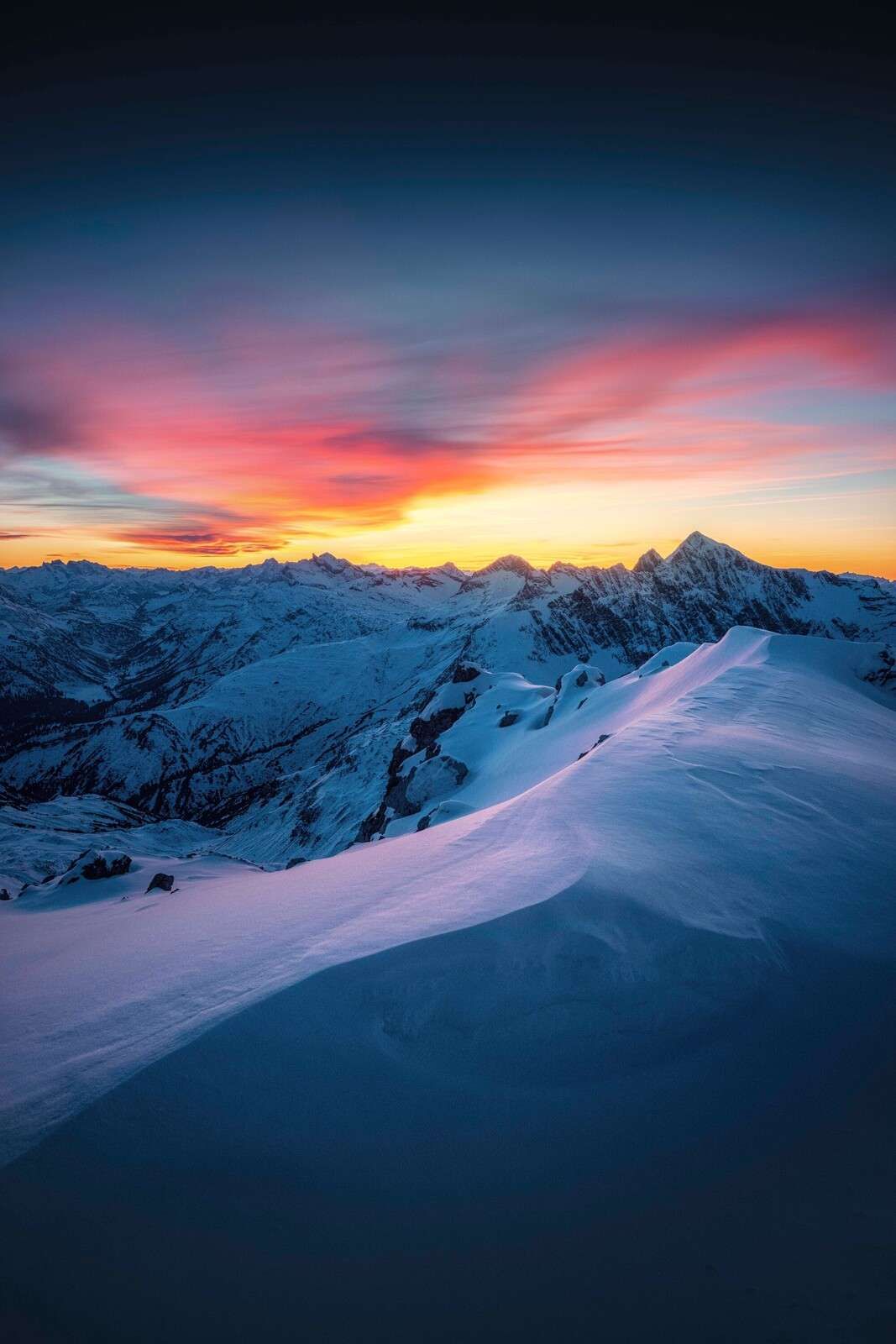 Pics enneigés à l'aube.