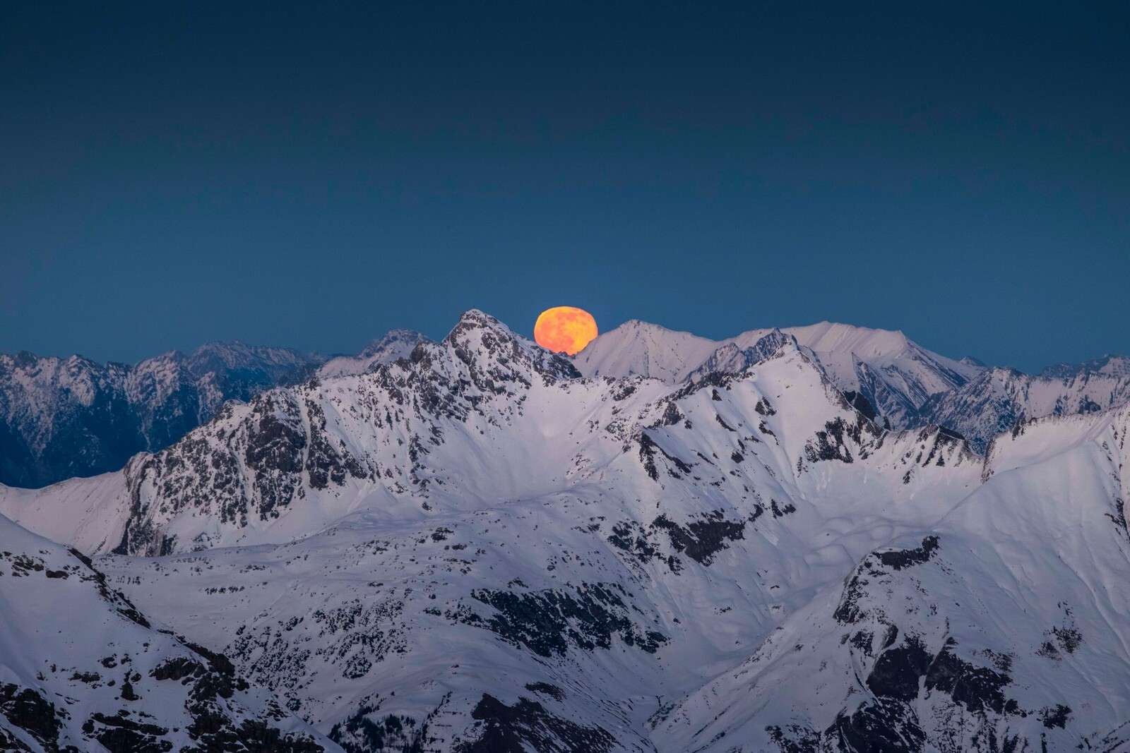 Pleine lune au-dessus des sommets alpins