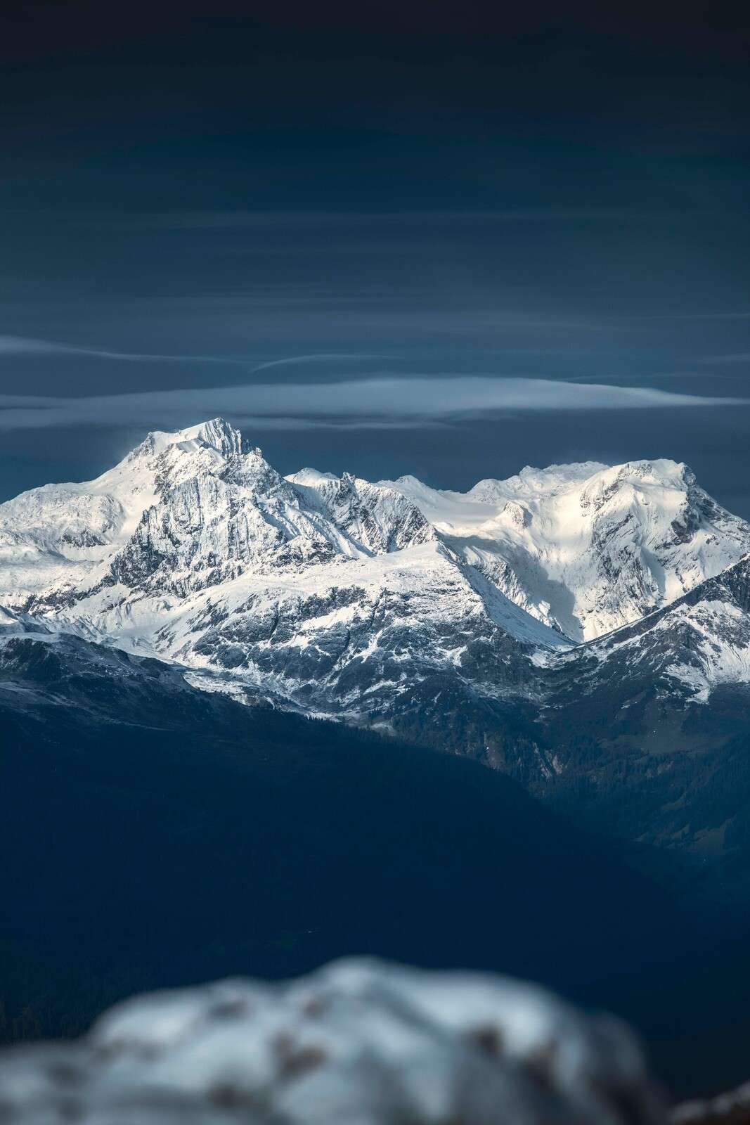 Les sommets bleu glace dans le silence