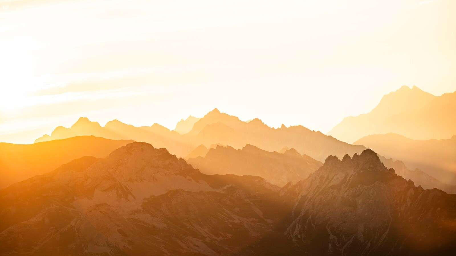 Montagnes d'or au lever du soleil.