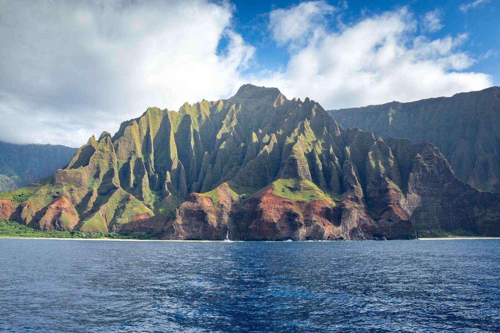 Falaises tropicales sur une mer bleu profond