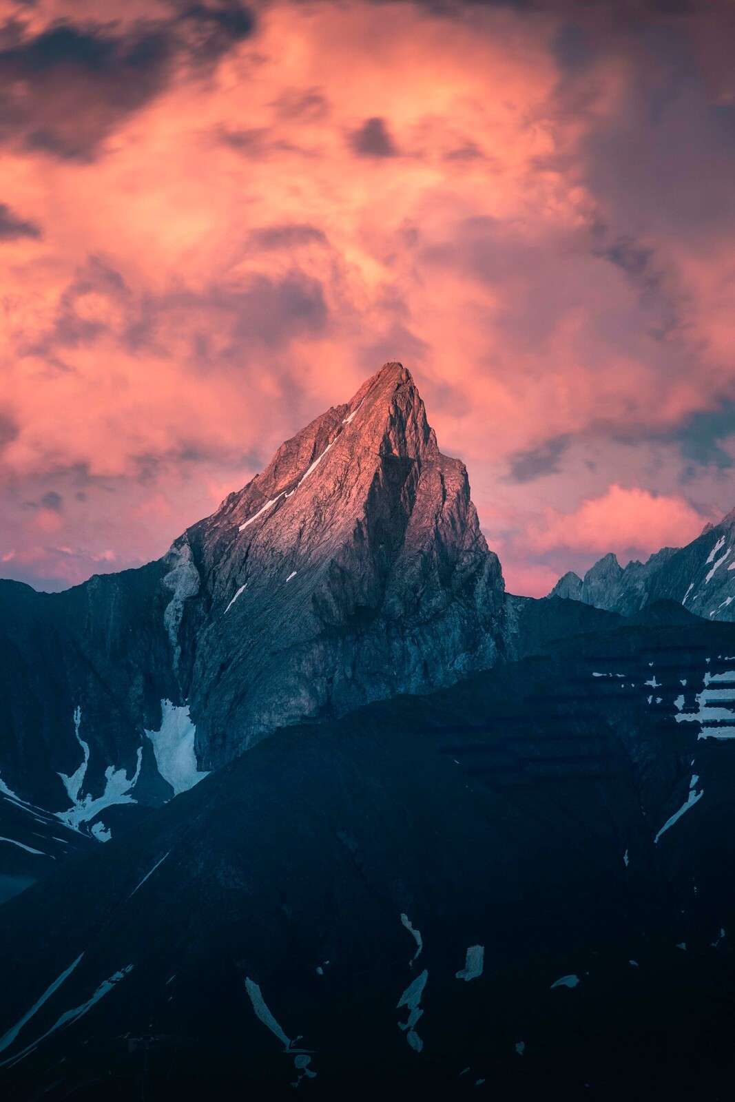 Cime de montagne dans la pénombre ardente