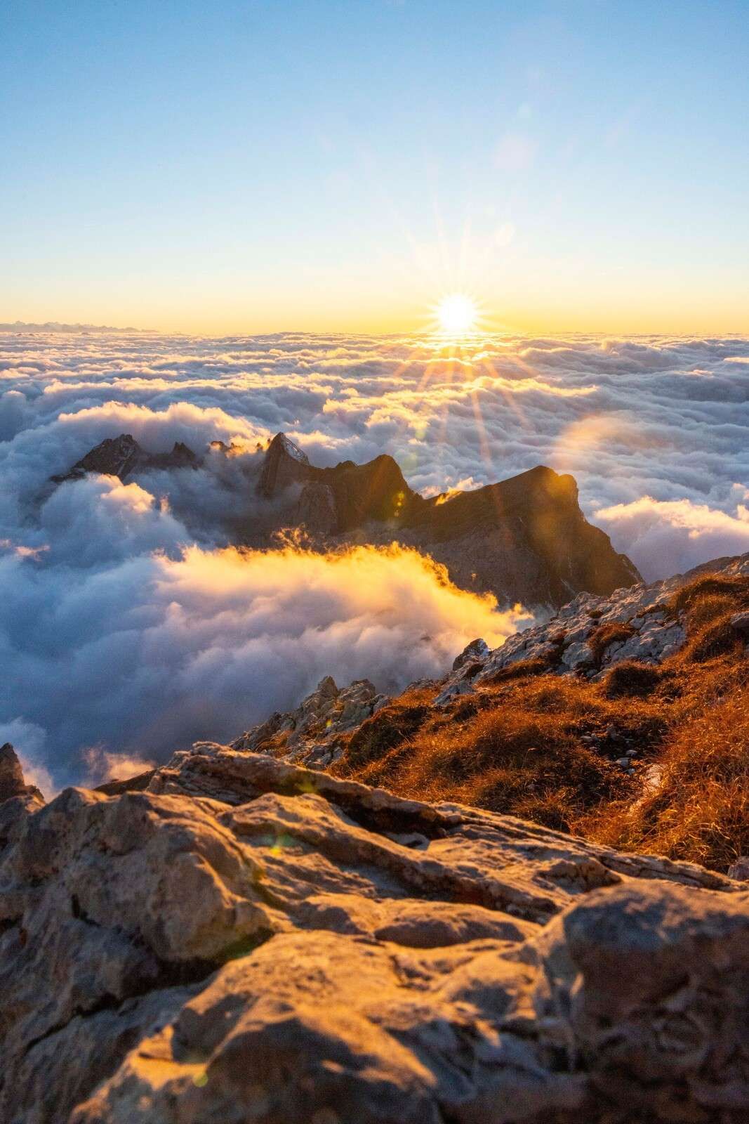 Lumière du soleil au-dessus de la mer de nuages