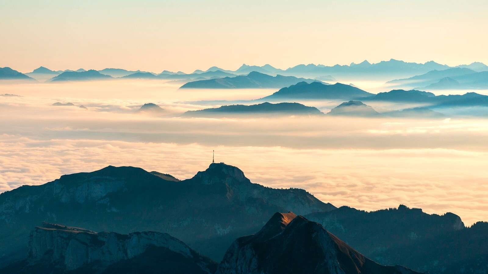 Couches de montagnes bleues dans la brume du matin