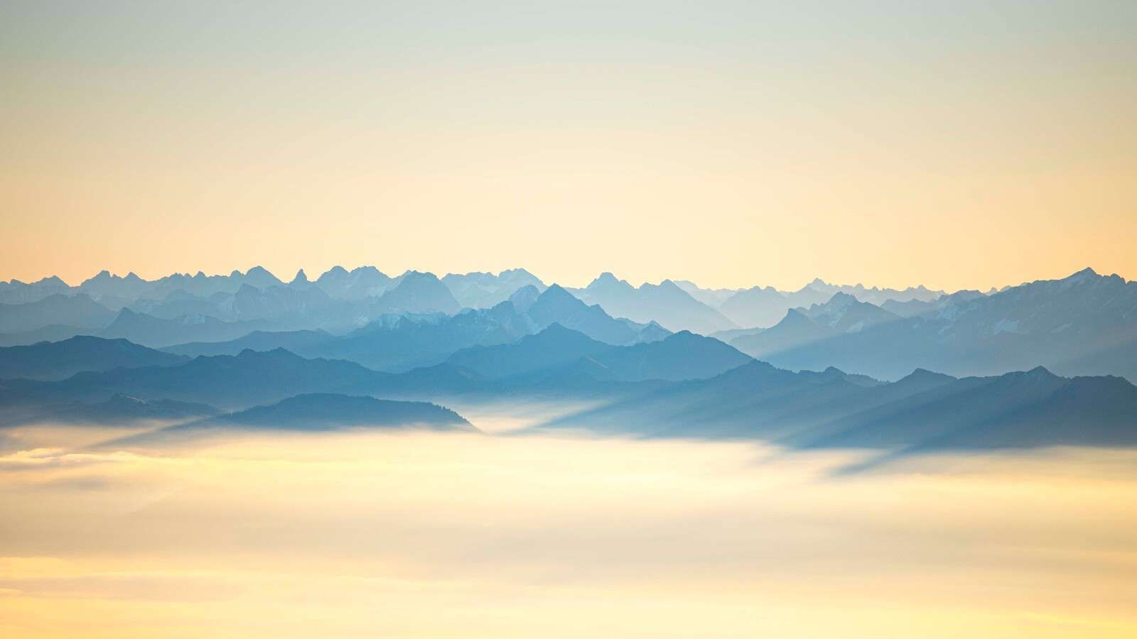 Sommet bleu-gris dans la lumière du matin