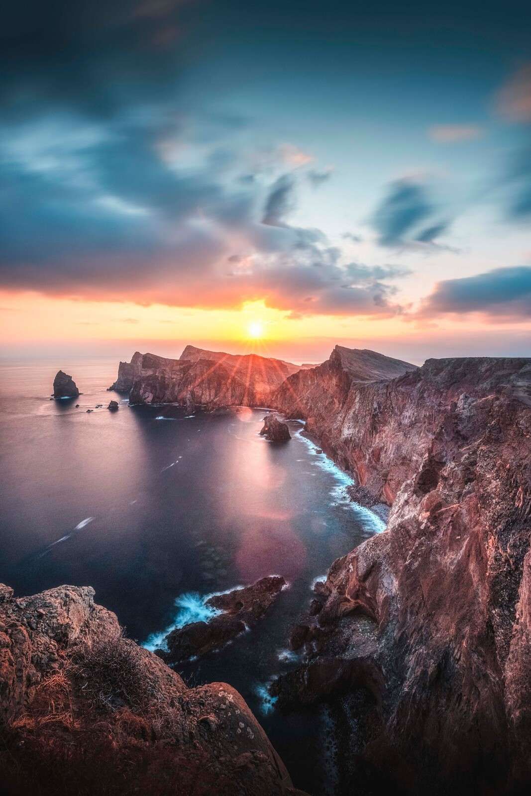 Coucher de soleil au-dessus de la côte rocheuse