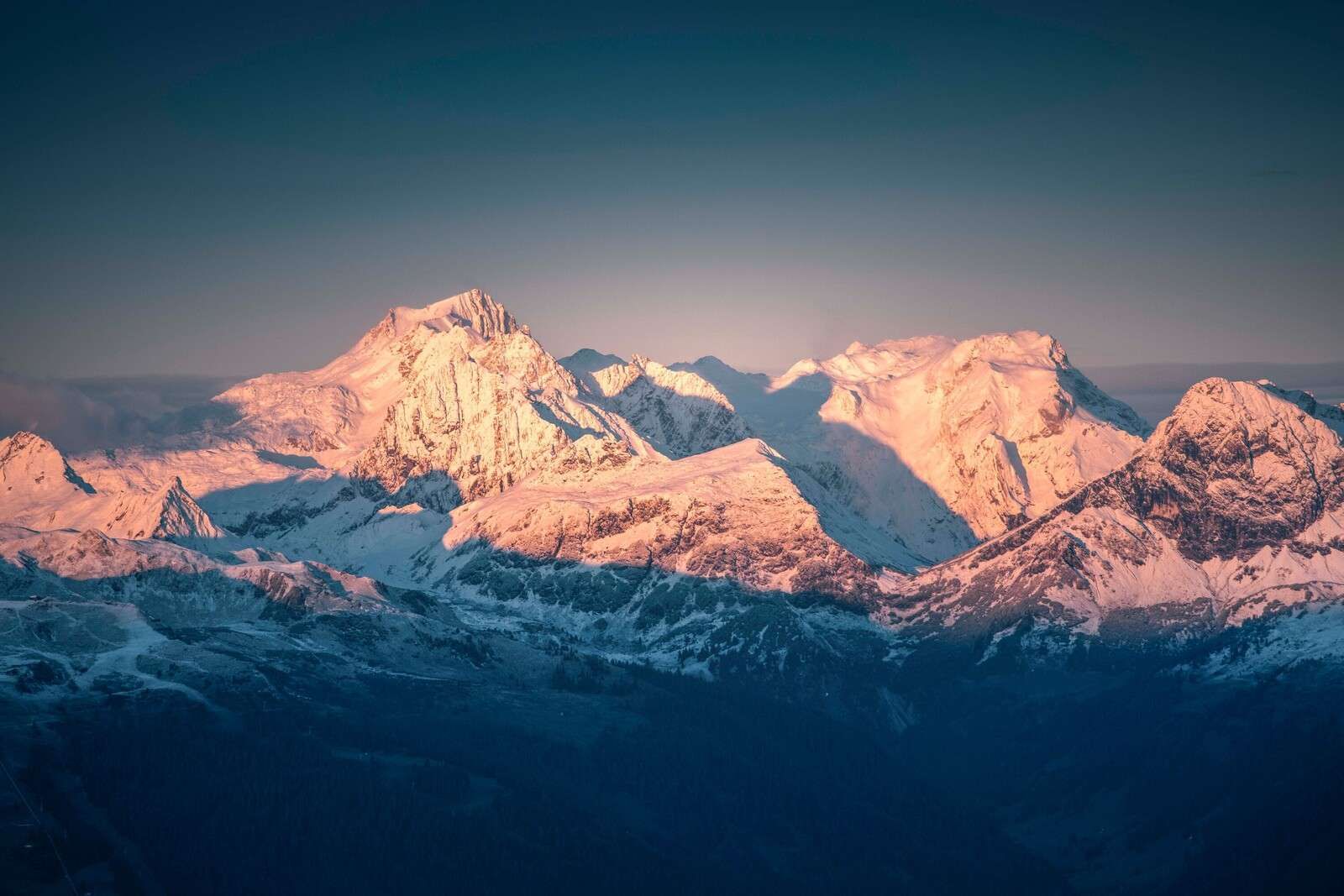 Lumière du matin sur les sommets enneigés.