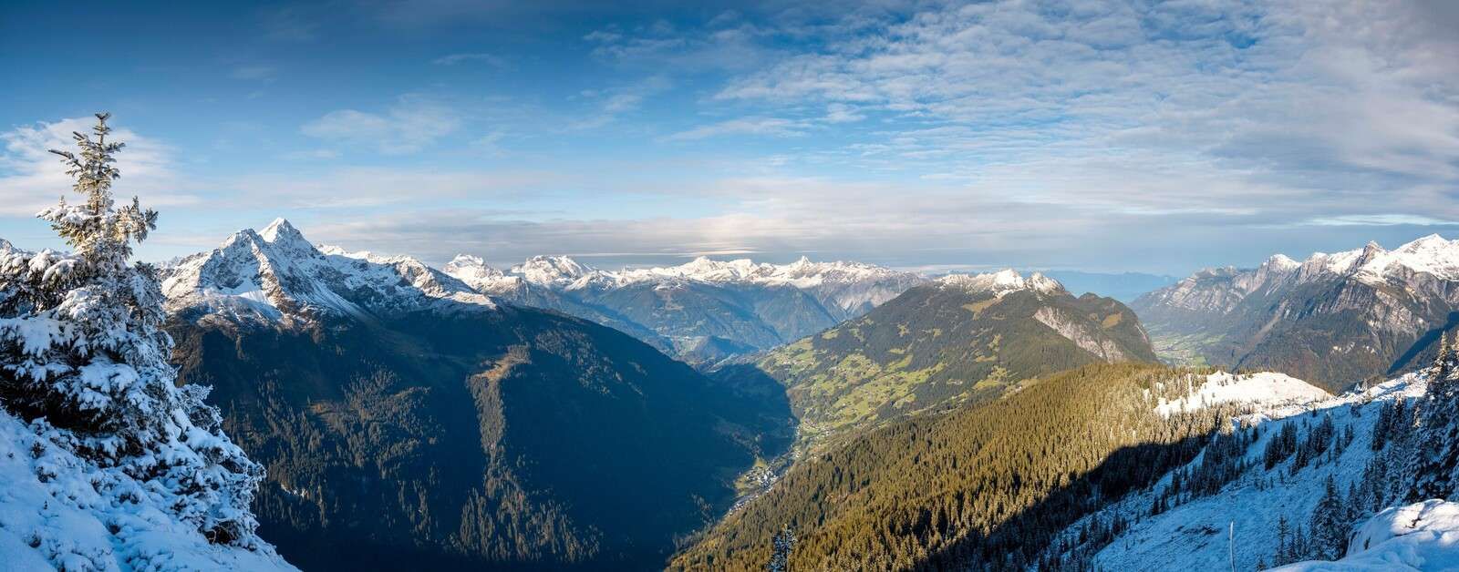 Panorama sur une vallée alpine enneigée