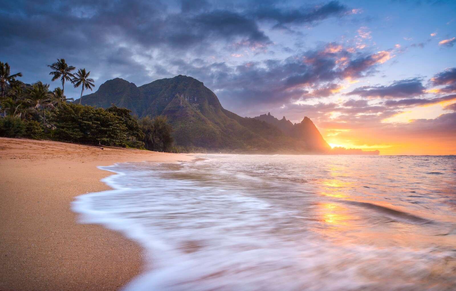 Coucher de soleil sur une plage tropicale