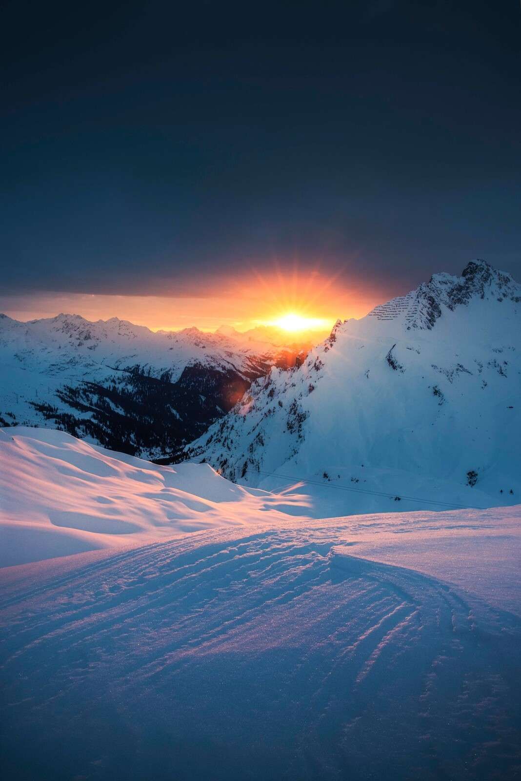Coucher de soleil sur les sommets enneigés des Alpes.