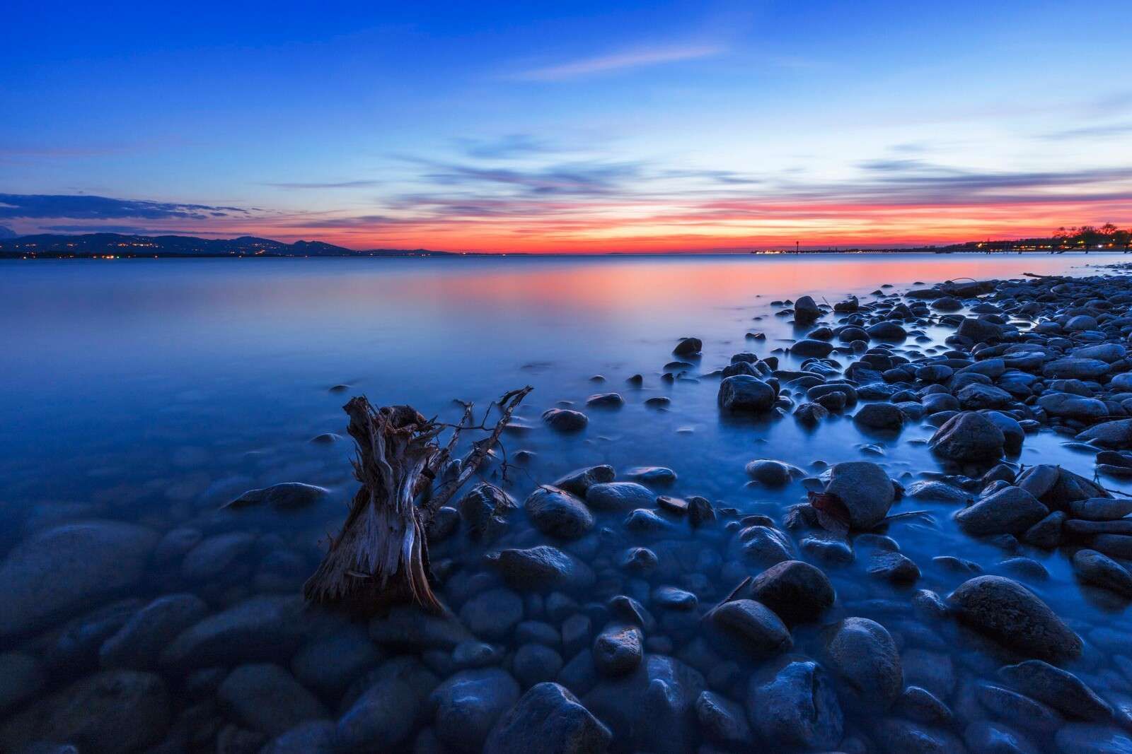Rive boueuse à la lumière du soir.