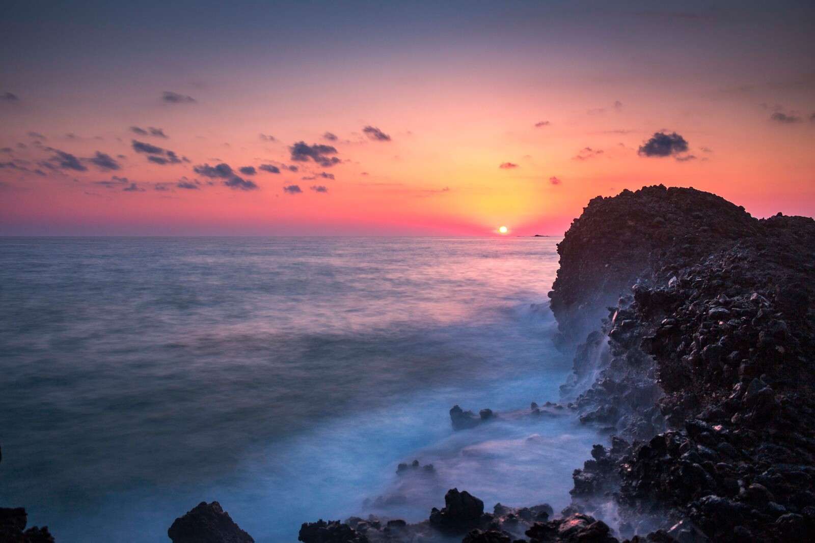 Côte de lave dans la lumière du soir.