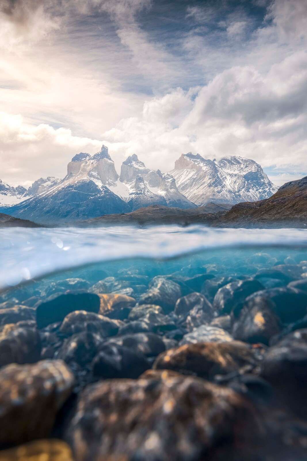 Lac de glacier clair avec des sommets de montagne