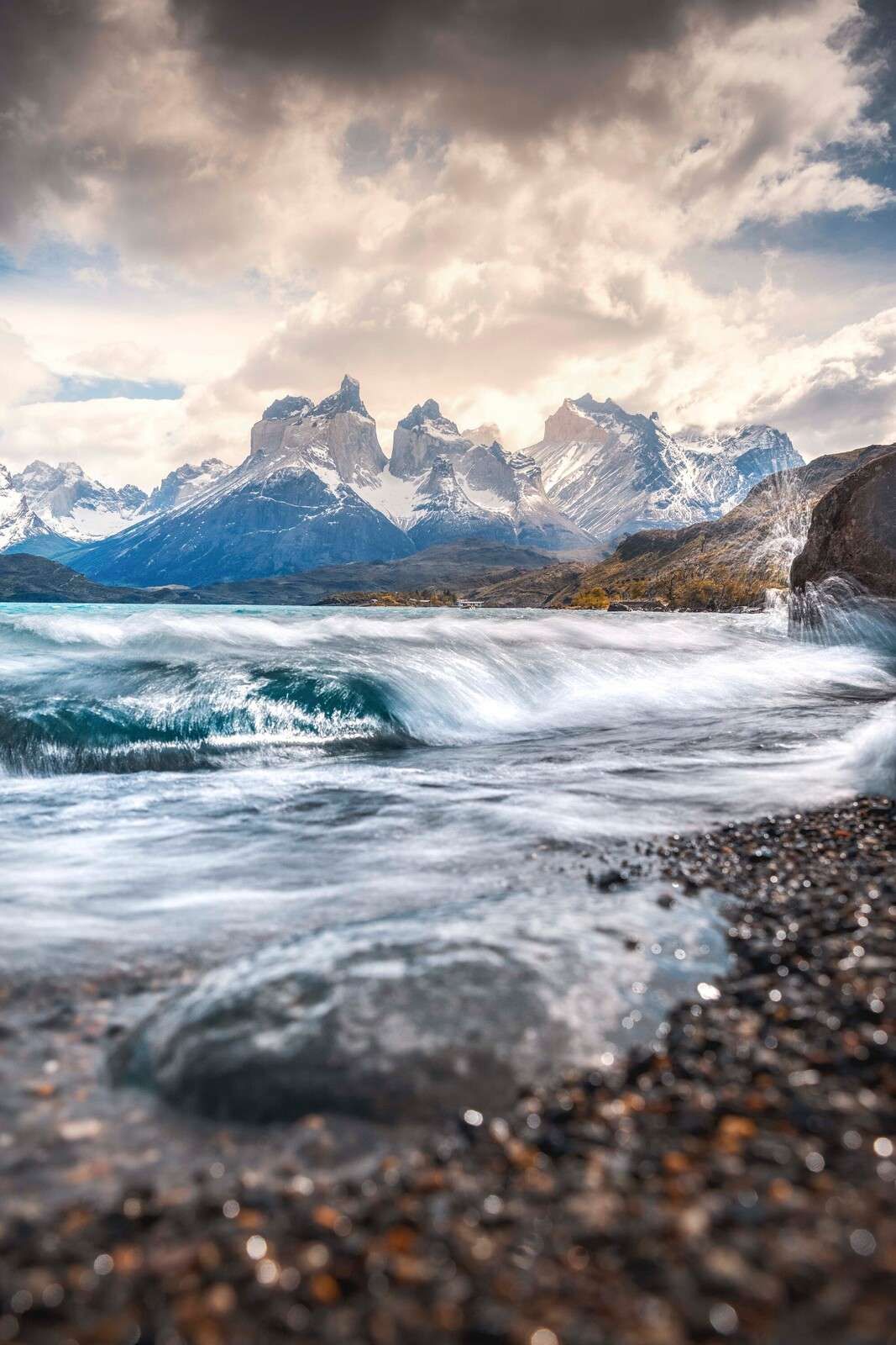 Vagues agitées sur un lac de montagne
