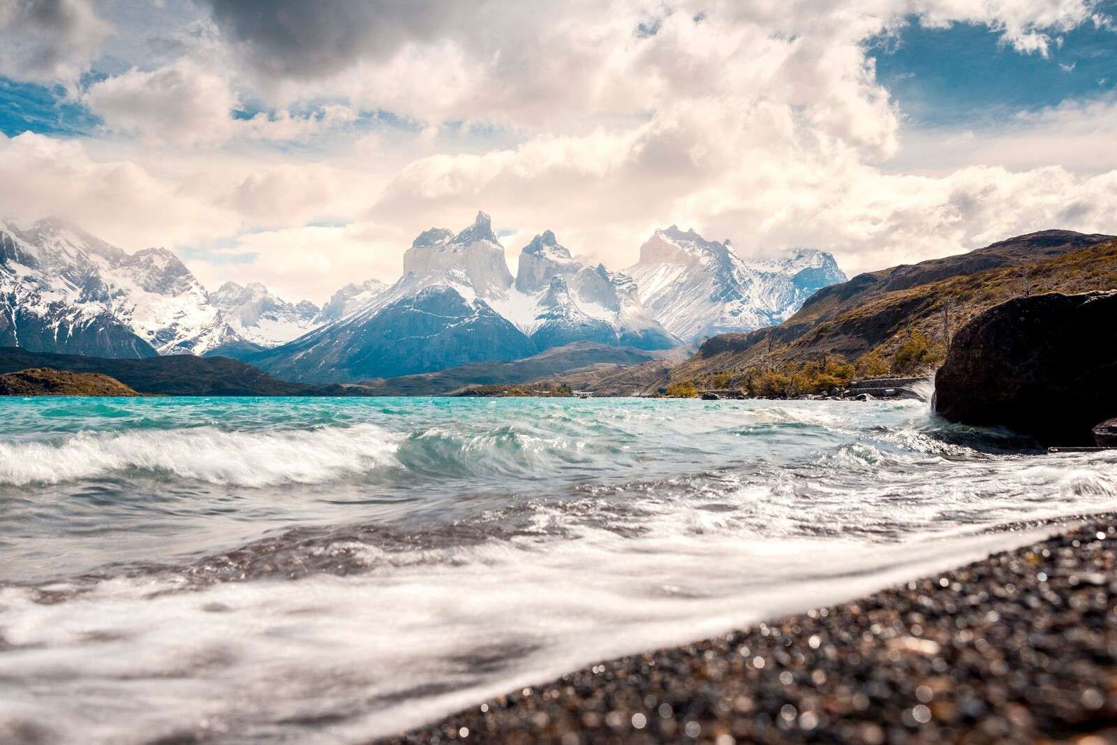 Lac de montagne turquoise avec une côte ondulante