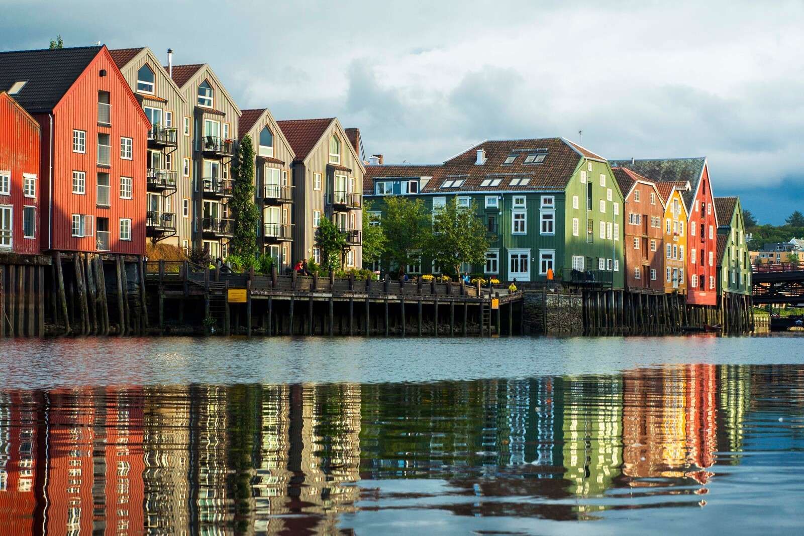 Maisons colorées au bord de l'eau.