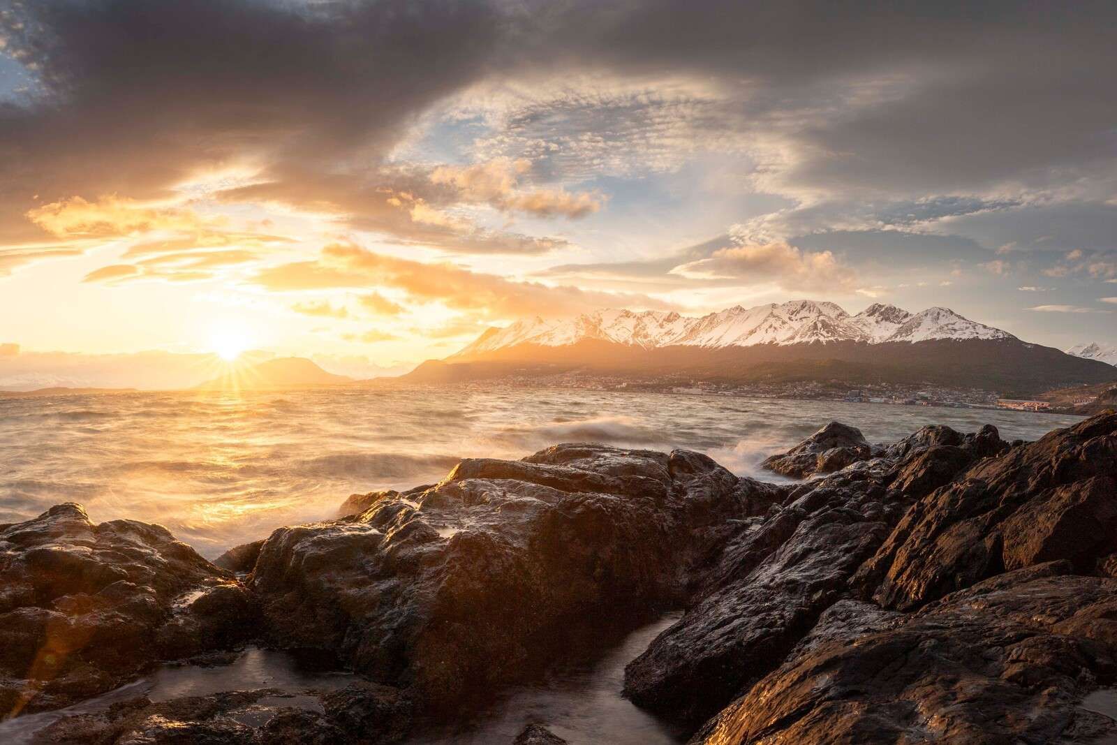 Coucher de soleil doré sur la côte montagneuse