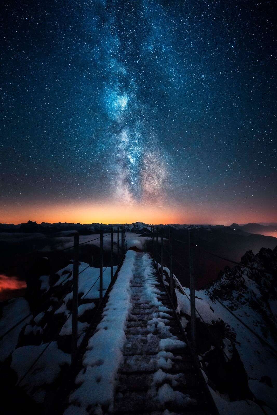 Chemin des étoiles sur la montagne enneigée
