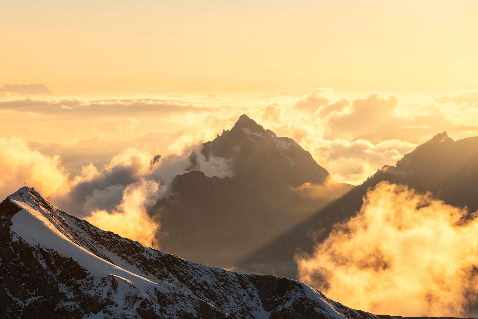Lever de soleil au-dessus des nuages de montagne