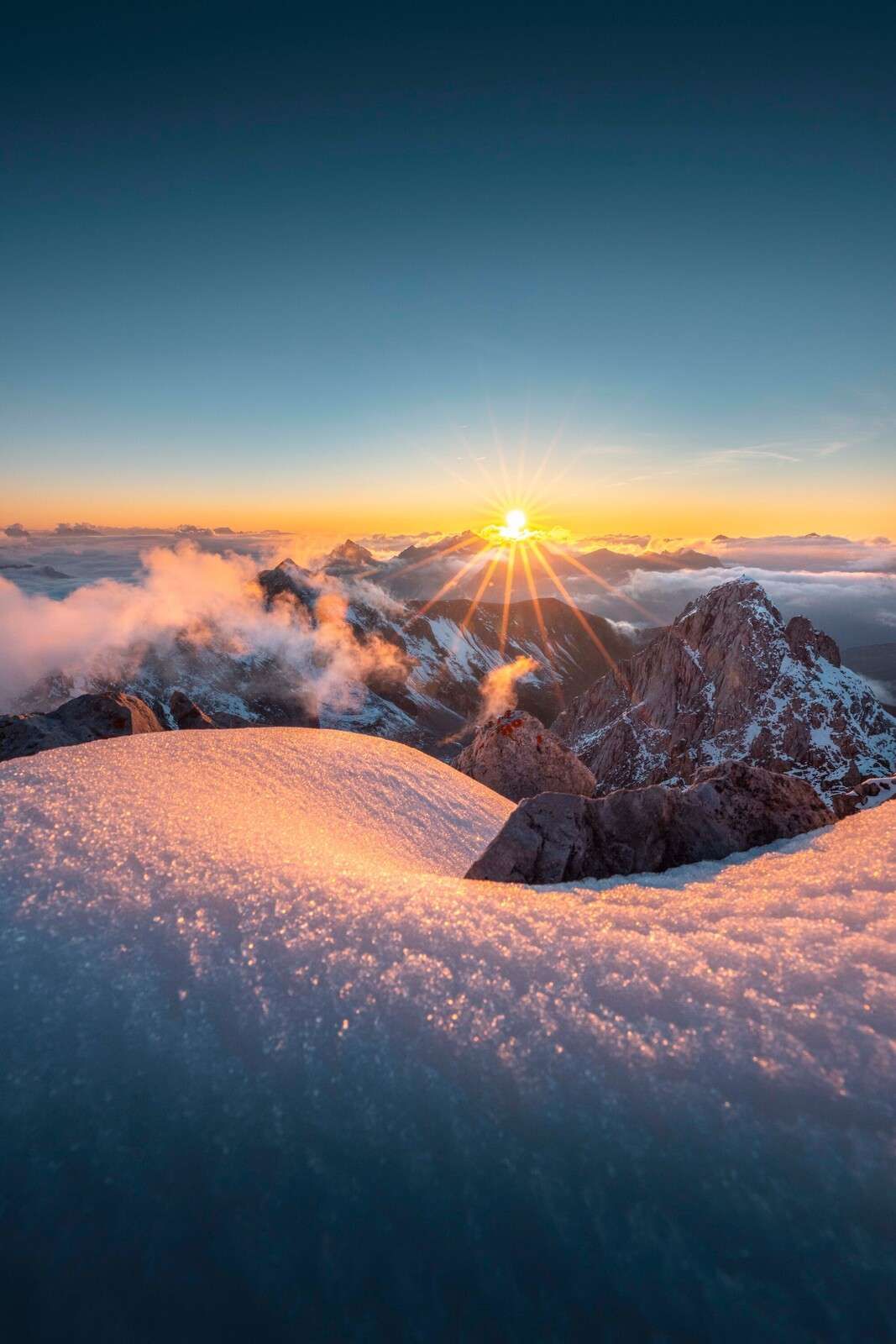 Soleil d'or sur les sommets des montagnes