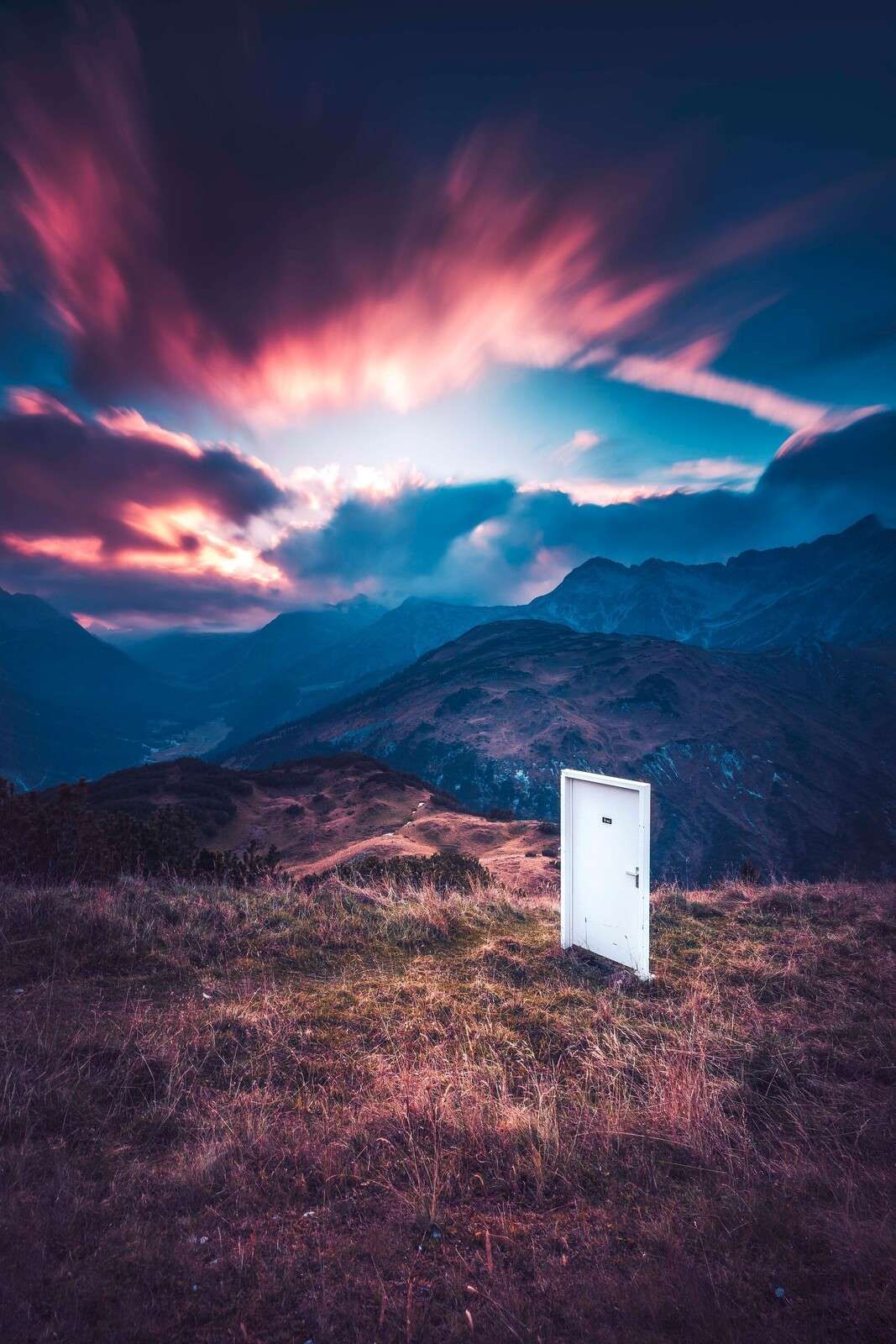 Porte Blanche Dans un Paysage de Rêve