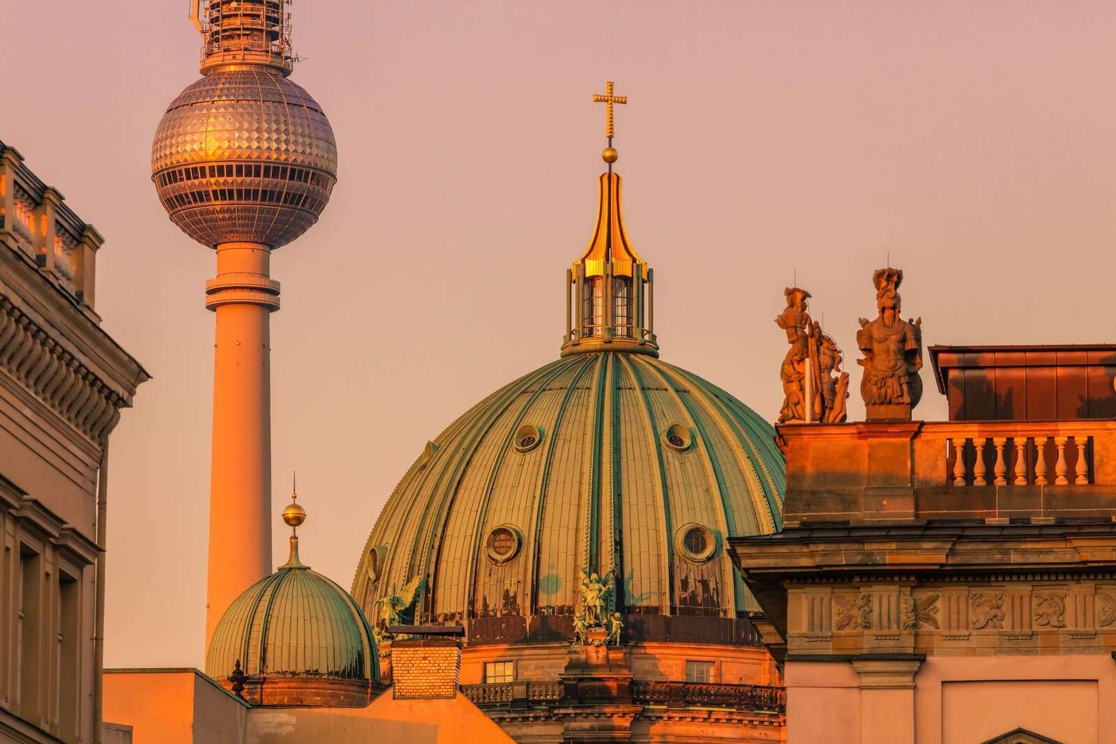 Lueur du soir sur les coupoles de Berlin
