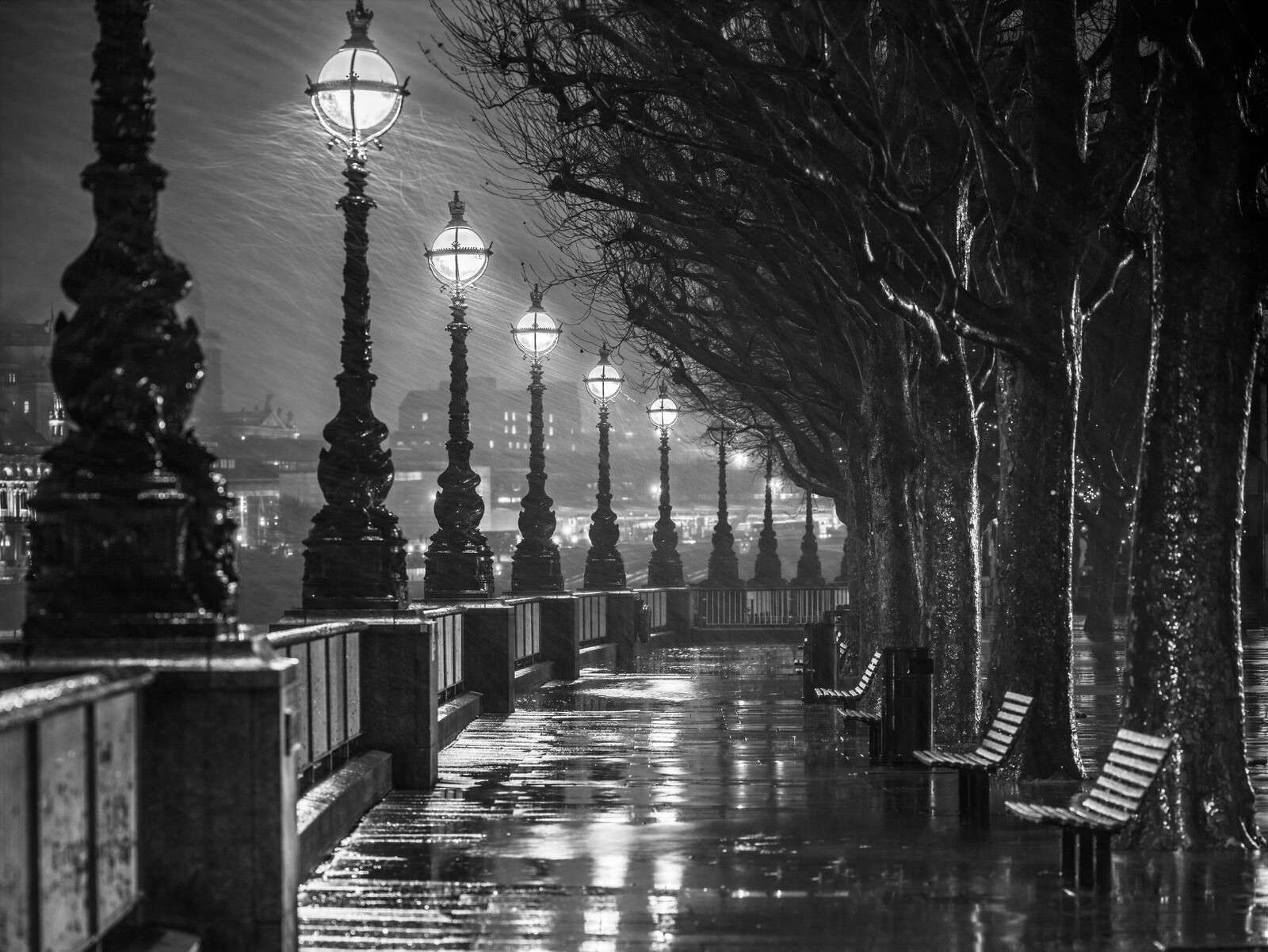 Promenade le long de la Tamise au soir, Londres, Royaume-Uni