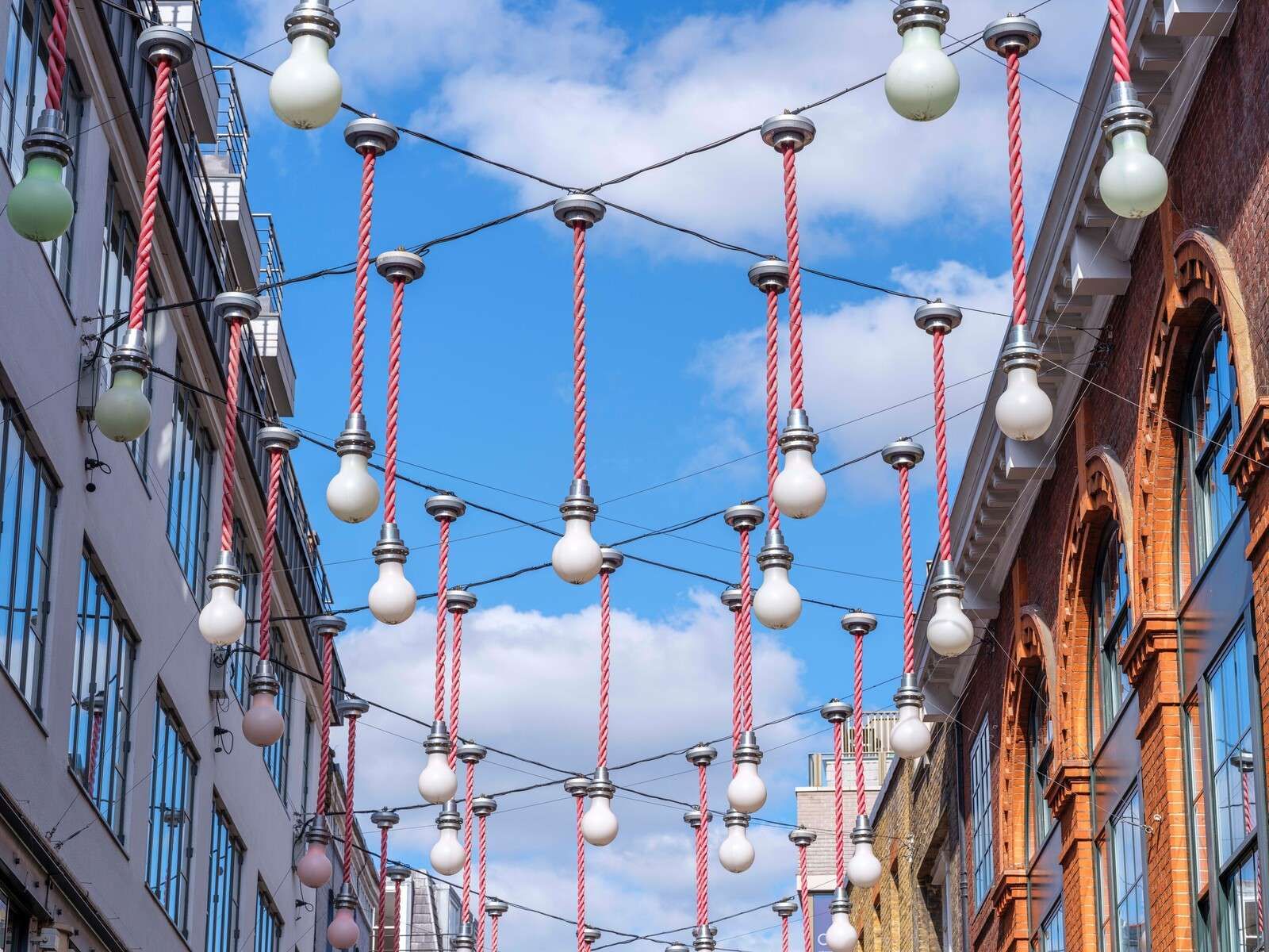 Ampoules lumineuses suspendues le long des bâtiments pour les décorations de Noël, Londres.