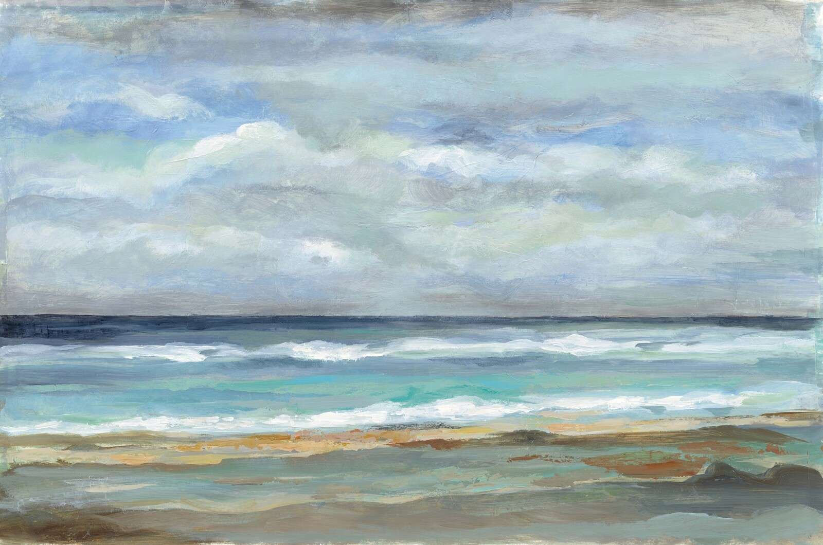 Mer calme sous un ciel nuageux.