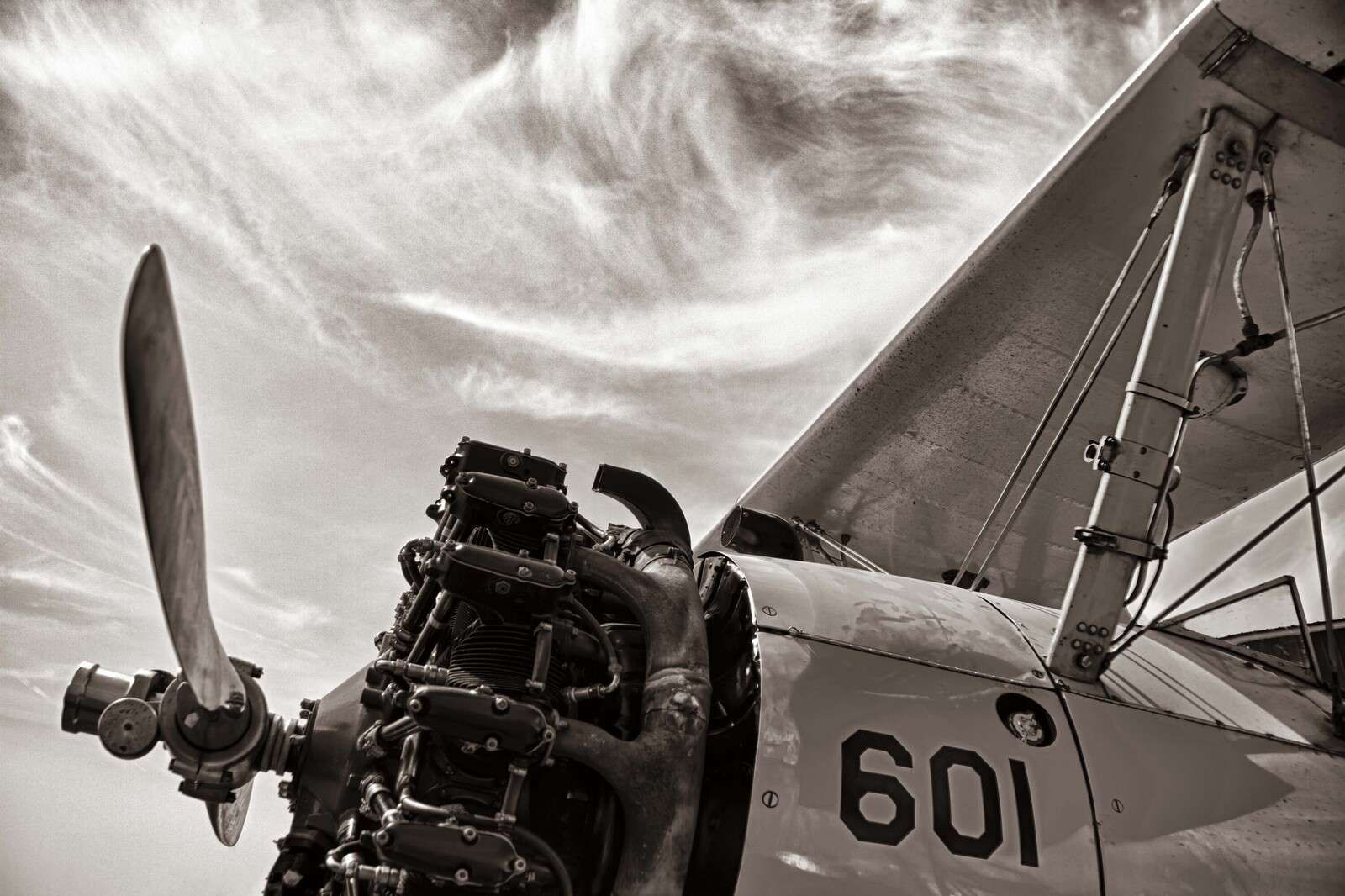 Vol sous hélice vintage sous les nuages