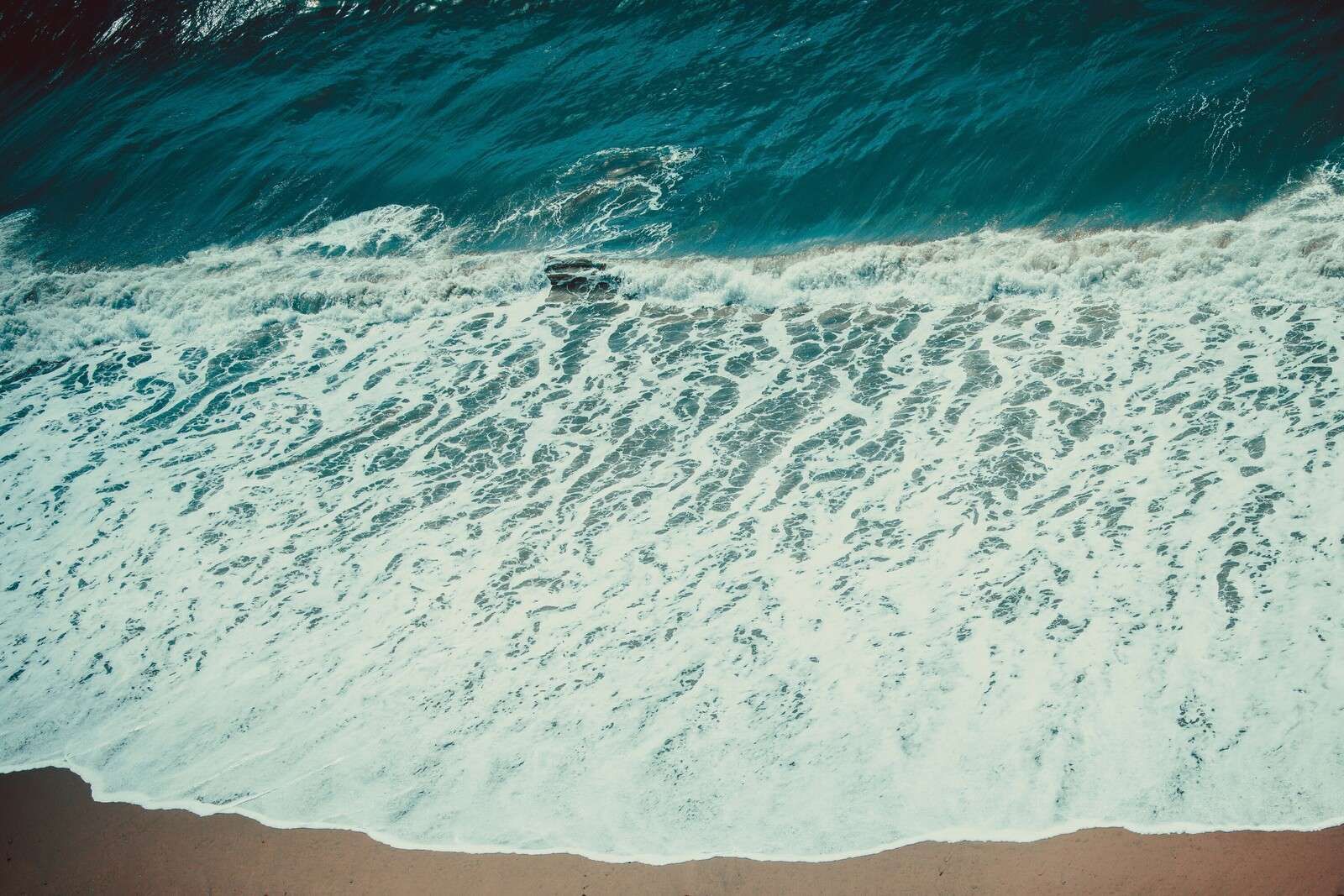 Vagues déferlantes sur la plage
