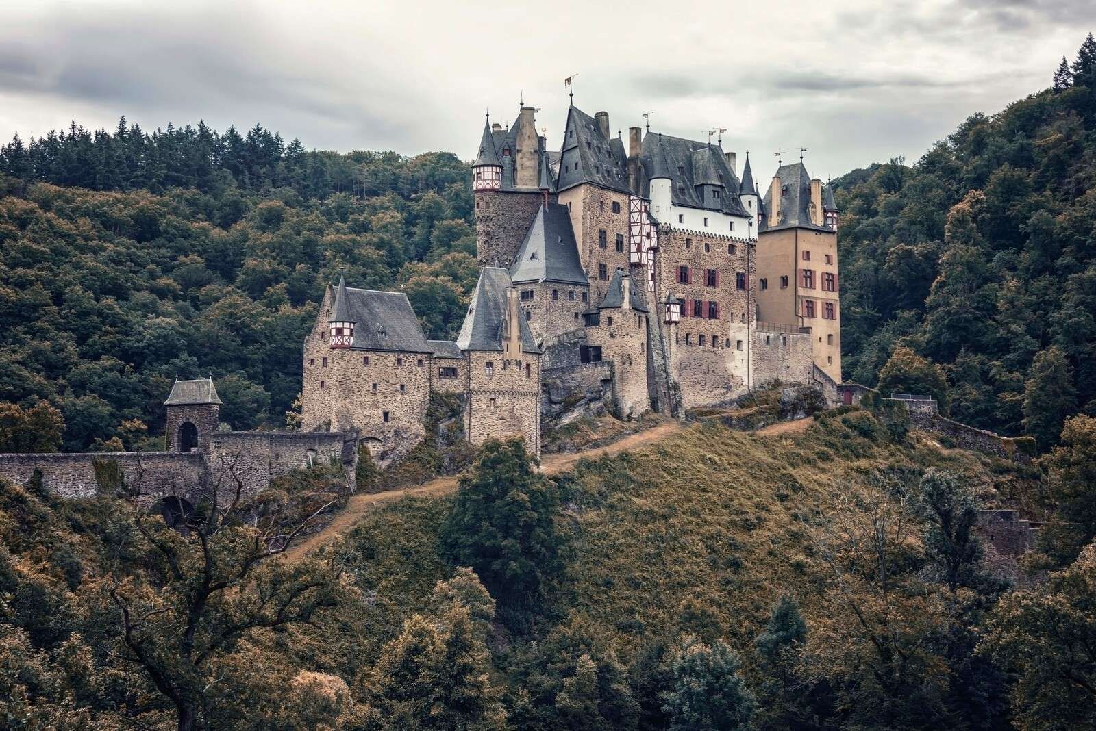 Château entre des collines verdoyantes
