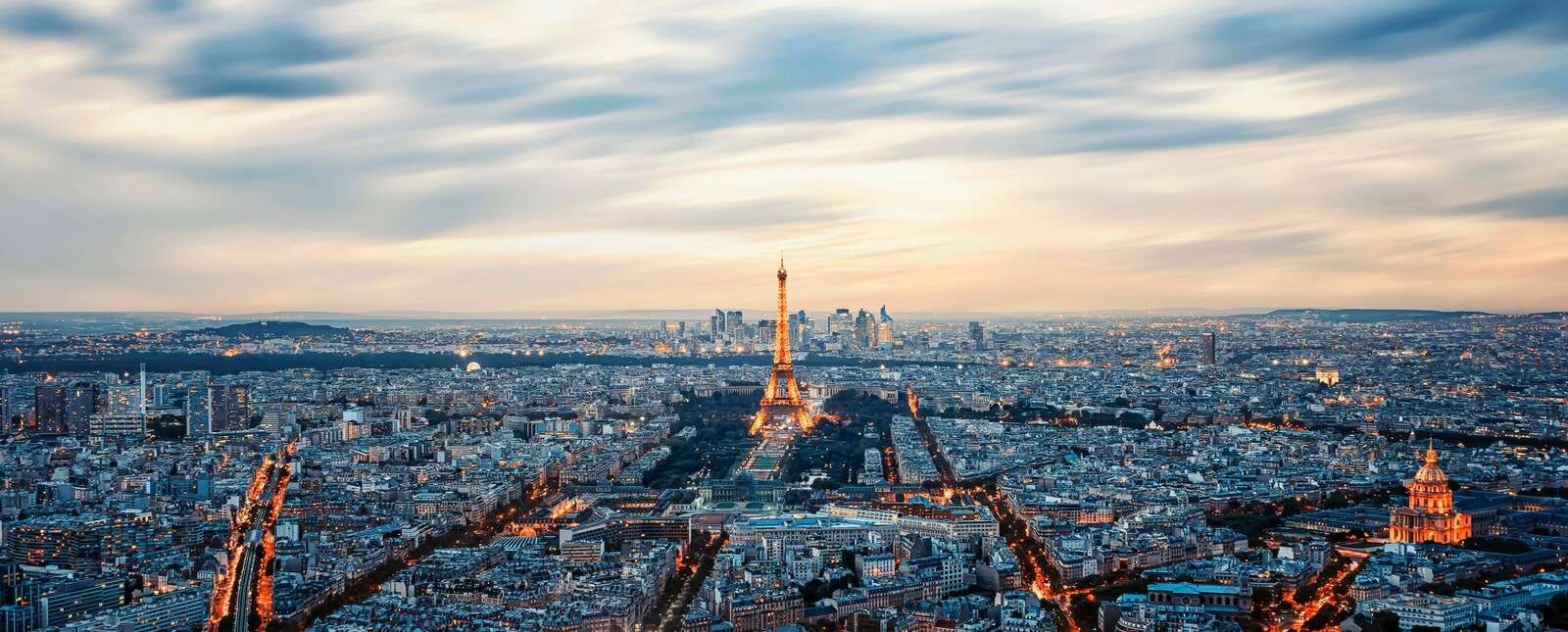 Lumière du soir sur le panorama de Paris