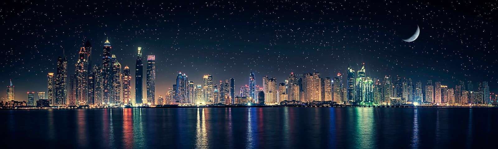 Lumière lunaire sur l'horizon urbain scintillant.