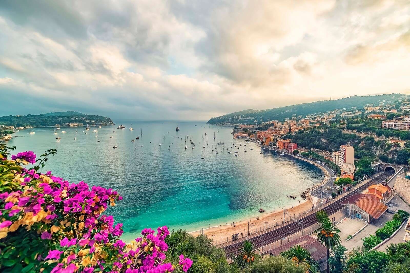 Côte des fleurs près d'une baie turquoise