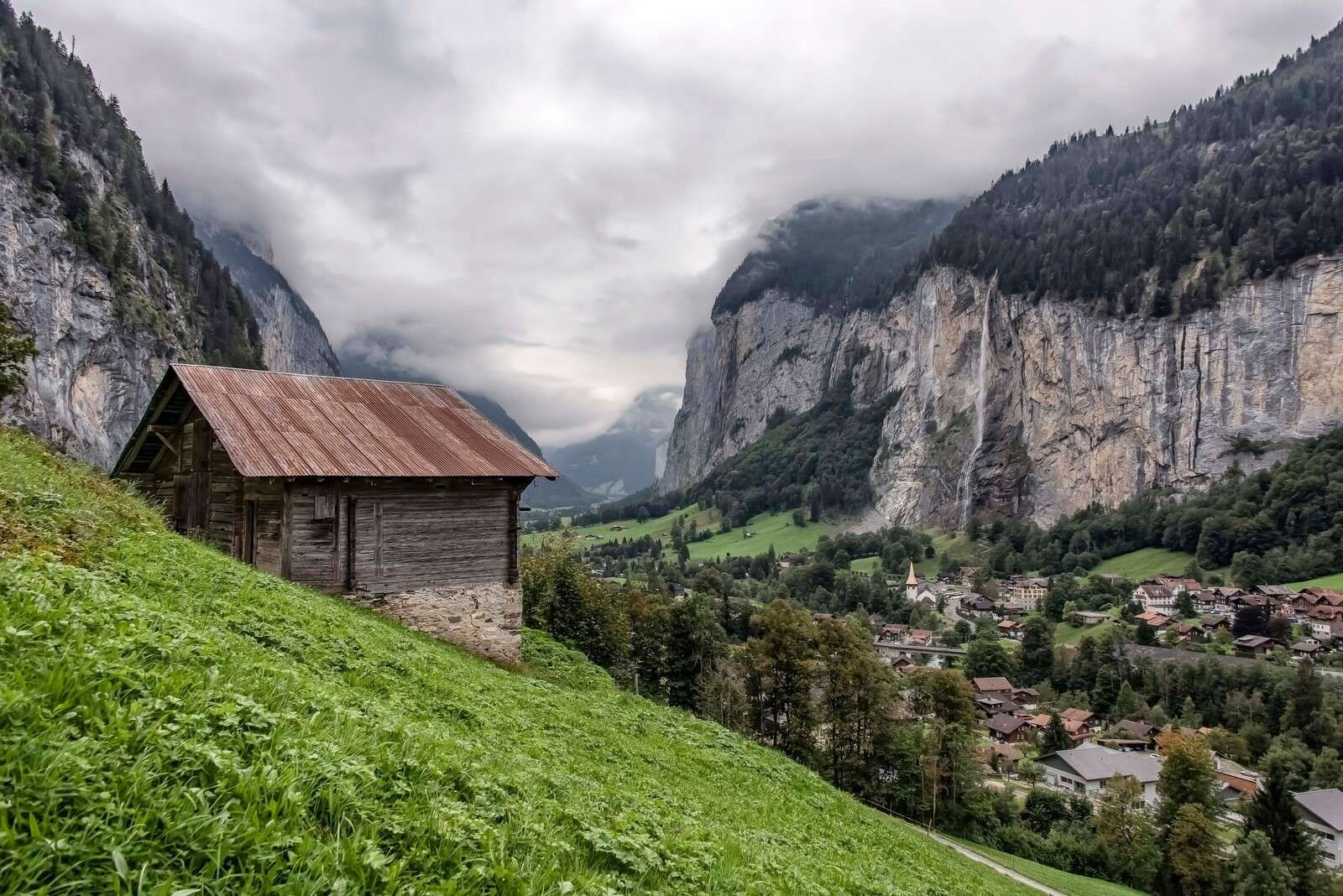 Vallée de montagne avec une cabane de montagne en bois