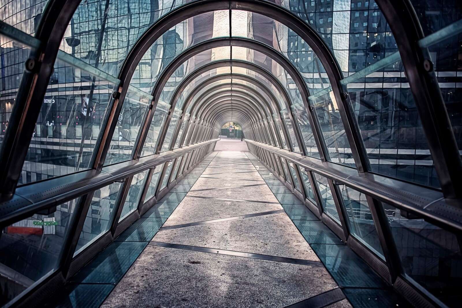 galerie vitrée entre les tours urbaines
