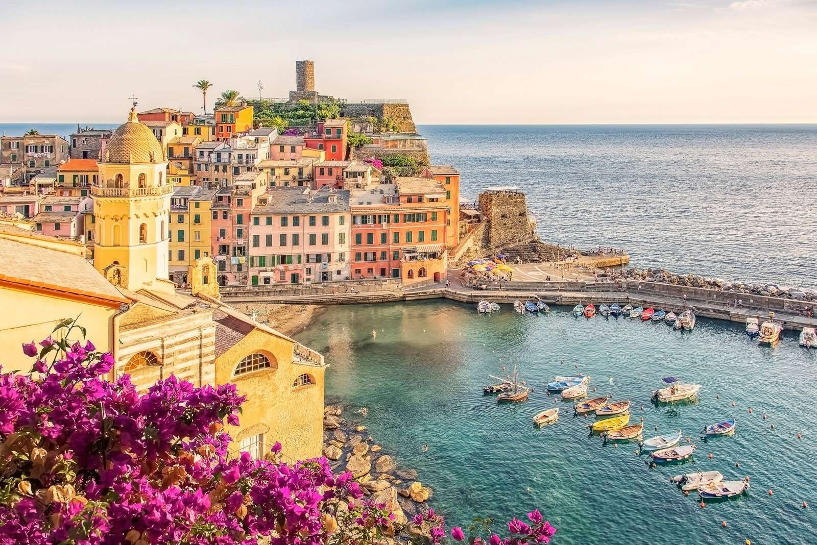 Zomerlicht over kleurrijke havenstad