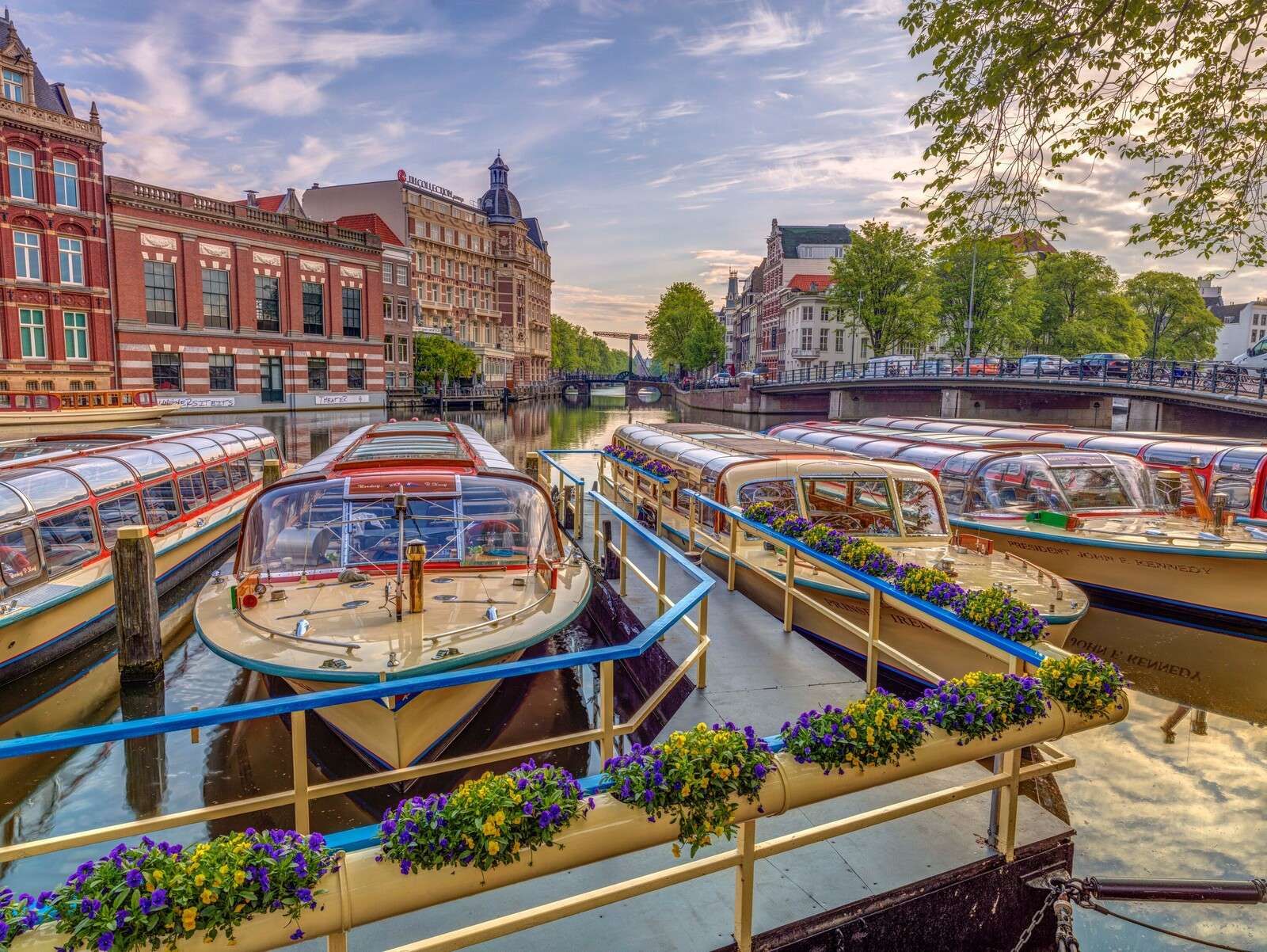 Bateaux de croisière le long du canal de la ville
