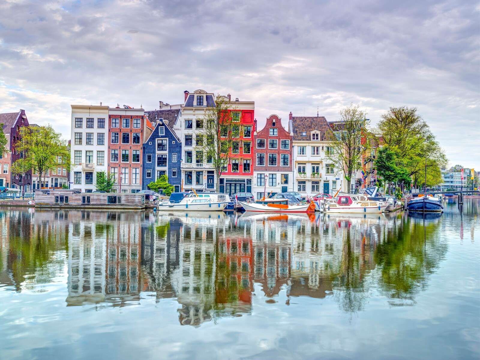 Maisons de canal colorées au bord de l’eau