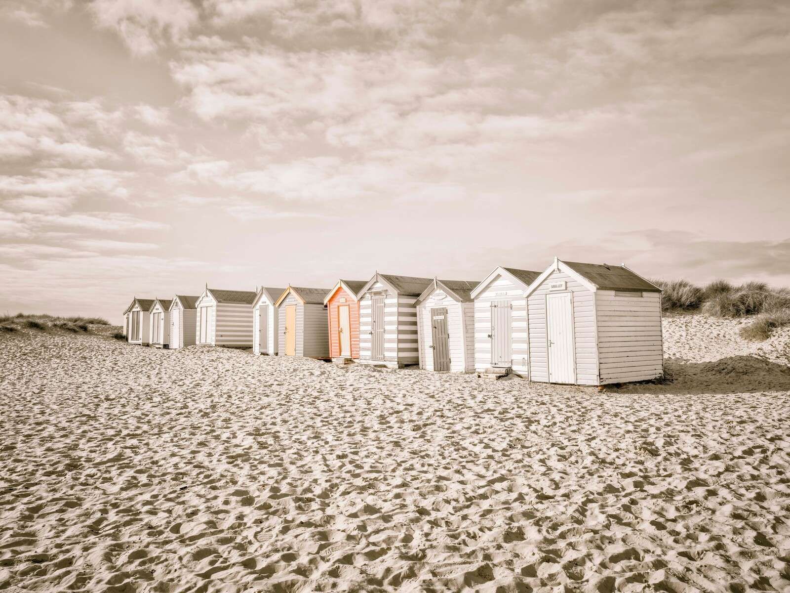 Petites maisons de plage sur une plage de dunes paisible