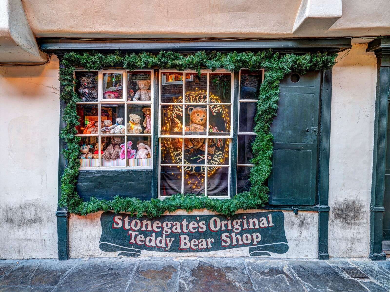 Boutique nostalgique d’ours en peluche avec de la verdure de Noël