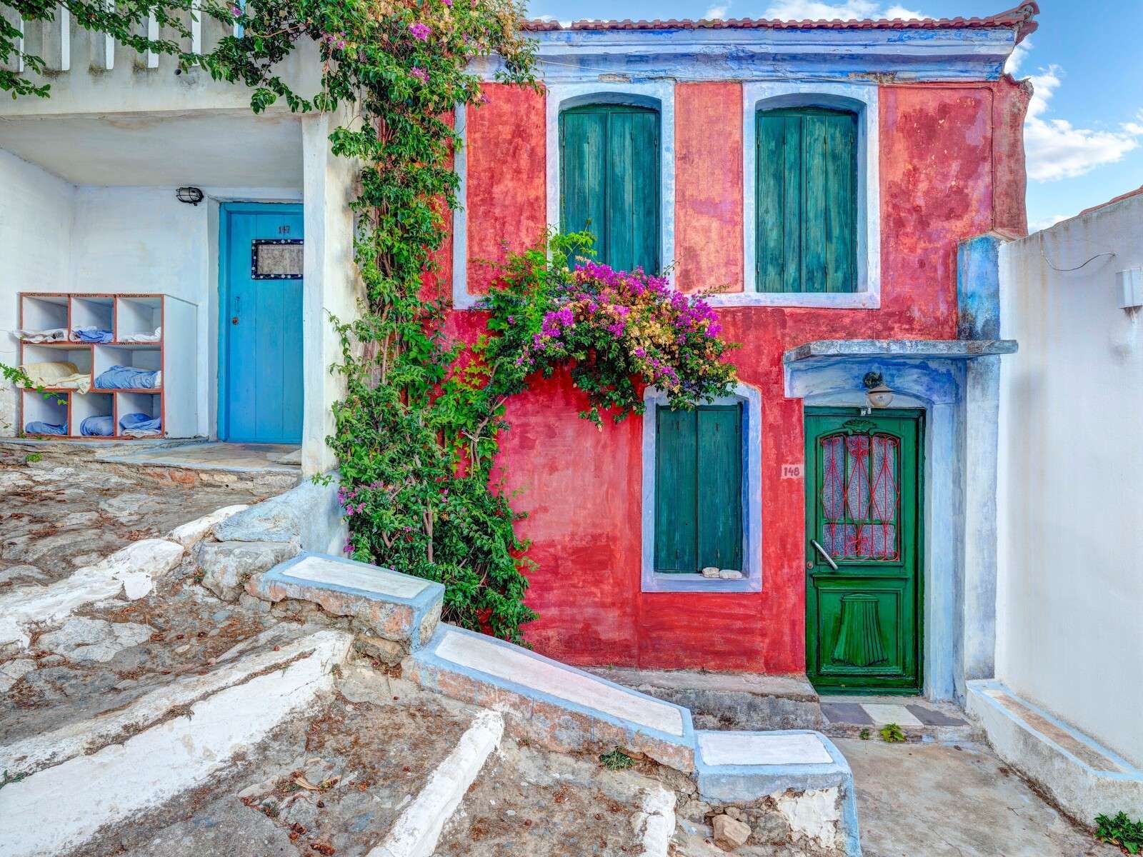 Façade méditerranéenne colorée avec des fleurs