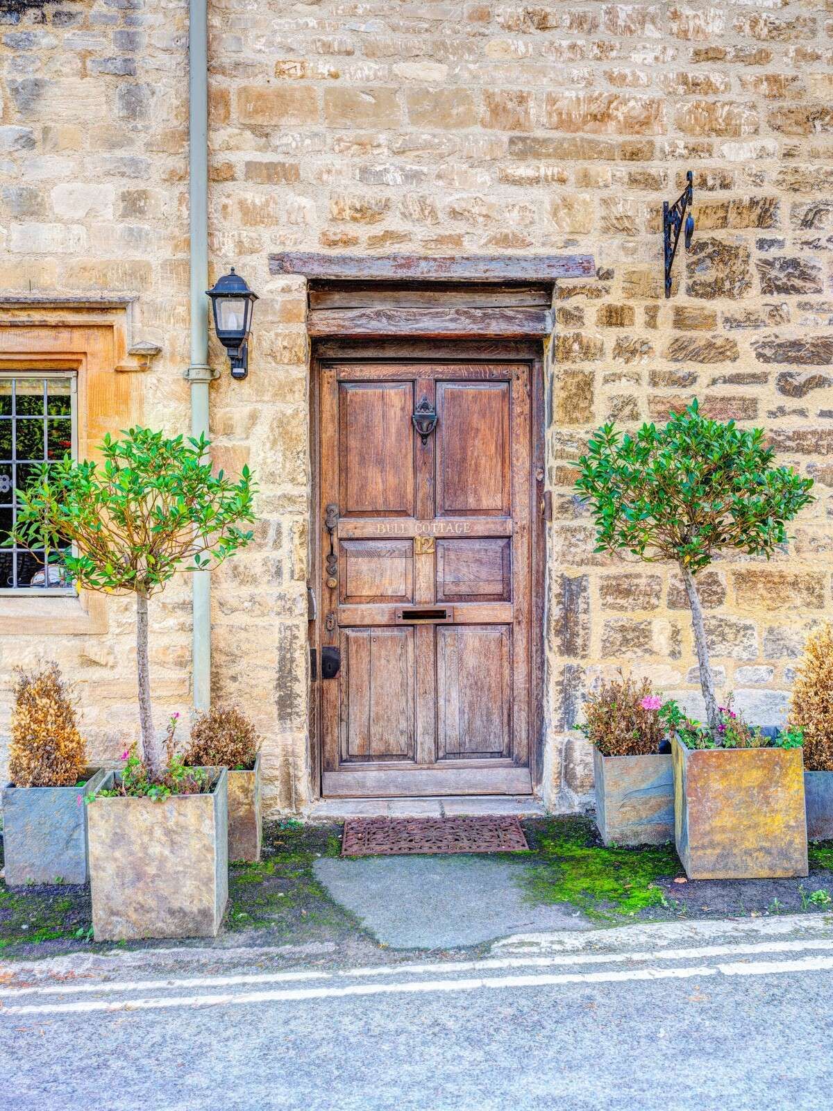 Porte rustique en bois dans un mur de pierre